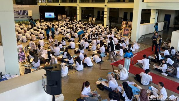 Pemecahan rekor MURI bikin sketsa Soeharto terbanyak (Adhfar Aulia/detikcom)