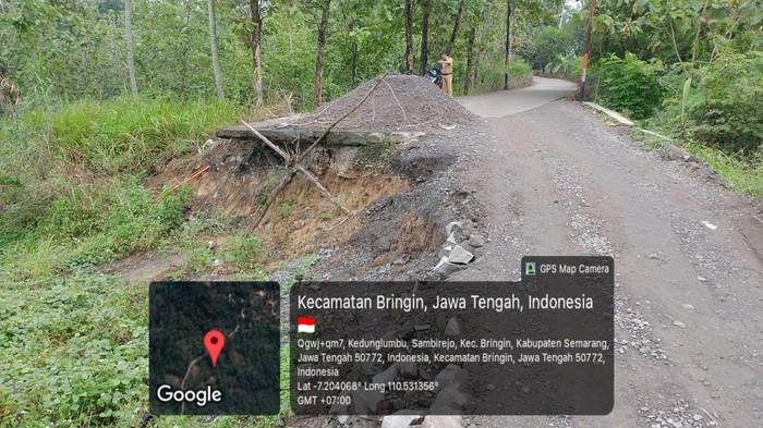 Jalan di Dusun Bajangan, Desa Sambirejo, Kecamatan Bringin, Kabupaten Semarang amblas