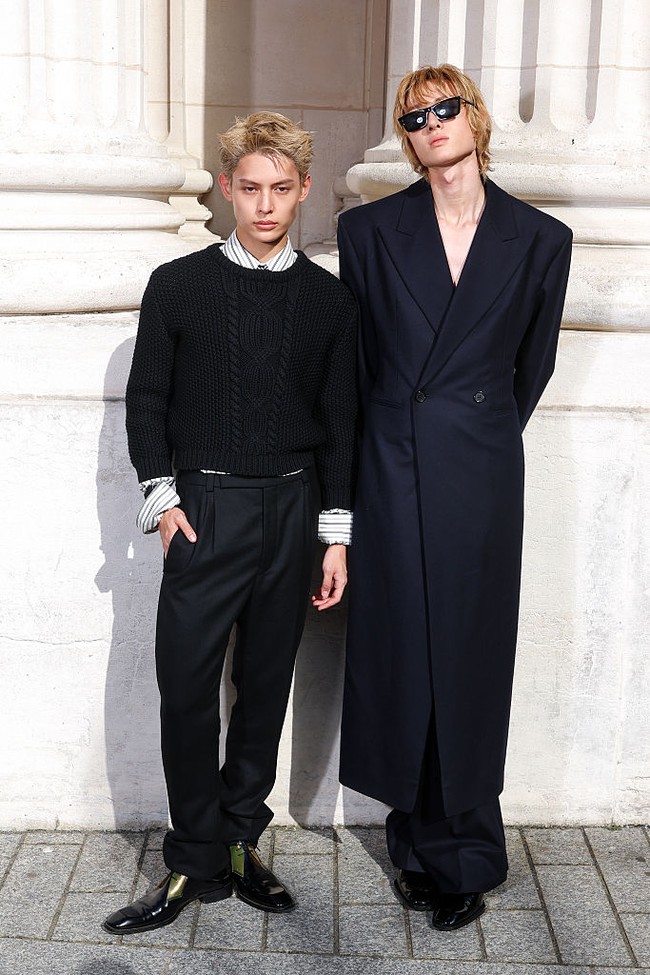 Dua personel CORTIS, Martin dan James menjadi magnet selama gelaran Paris Fashion Week 2026. Keduanya membuat penampilan perdana sebagai perwakilan rumah mode Saint Laurent. Foto: Getty Images