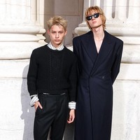 Martin & James CORTIS Debut di Paris Fashion Week, Hadiri Show Saint Laurent