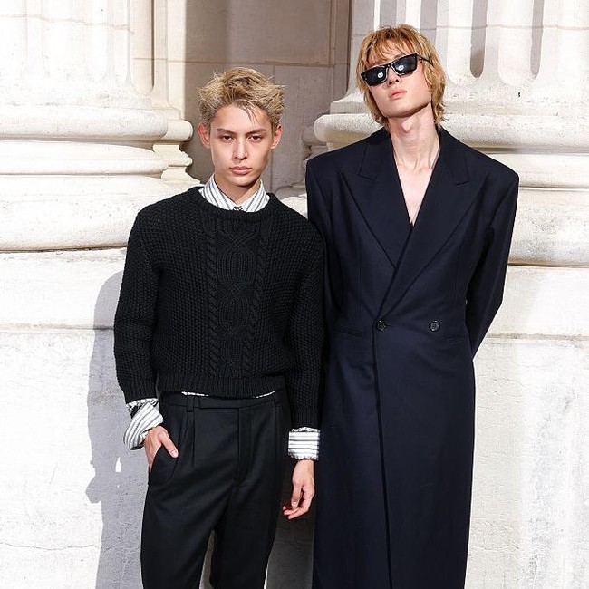 Martin & James CORTIS Debut di Paris Fashion Week, Hadiri Show Saint Laurent