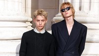 Martin & James CORTIS Debut di Paris Fashion Week, Hadiri Show Saint Laurent