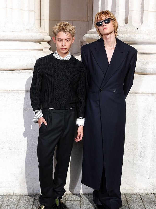 Martin & James CORTIS Debut di Paris Fashion Week, Hadiri Show Saint Laurent