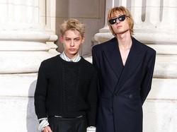 Martin & James CORTIS Debut di Paris Fashion Week, Hadiri Show Saint Laurent