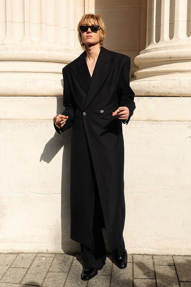 Sebagai idol generasi kelima, Martin dan James CORTIS sukses menciptakan gaya berpakaian streetwear yang edgy dan kalcer. Kontras dengan kostum panggungnya, kini di Paris Fashion Week 2026, Martin dan James menampilkan sisi baru dengan style berpakaian yang lebih elevated ala modern dandyism. Foto: Getty Images