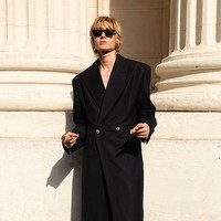 Sebagai idol generasi kelima, Martin dan James CORTIS sukses menciptakan gaya berpakaian streetwear yang edgy dan kalcer. Kontras dengan kostum panggungnya, kini di Paris Fashion Week 2026, Martin dan James menampilkan sisi baru dengan style berpakaian yang lebih elevated ala modern dandyism. Foto: Getty Images