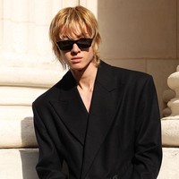 Leader CORTIS, Martin Edwards tampil dalam balutan busana serba hitam dari Saint Laurent. Ia mengenakan trench coat klasik, menonjolkan tinggi badannya yang mencapai 190 cm. Gayanya semakin edgy dengan tambahan kacamata sebagai aksesoris. Foto: Getty Images