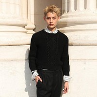Personel tertua CORTIS, James Zhao tak kalah menawan dengan office look. Ia memadukan kemeja formal bermotif stripes di balik atasan rajut berkerah bulat. Memancarkan visualnya yang viral disebut-sebut cocok menjadi bagian dari keluarga vampir Cullen di film Twilight. Foto: Getty Images