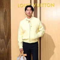 Gong Yoo baru-baru ini disorot karena wajahnya terlihat lebih kencang saat menjalani pemotretan untuk Louis Vuitton dan W Korea. Bintang drama Korea Goblin itu menampilkan karismanya di Paris Fashion Week 2026. Berbalut jaket butter yellow dengan aksen kerah tinggi. Foto: Getty Images