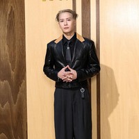 Jackson Wang GOT7 tampil beda dengan busana serba hitam, yang kontras dengan warna rambutnya. House Ambassador Louis Vuitton satu ini memakai leather blazer berpotongan boxy, celana, dan boots senada. Foto: Getty Images