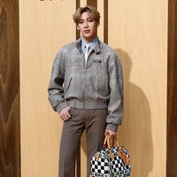 Personel GOT7 lain yang hadir selain Jackson Wang, BamBam memilih jaket bermotif houndstooth yang dihiasi ornamen berkilauan. Serta koleksi tas Louis Vuitton Speedy dari koleksi Spring/Summer 2027 yang belum dirilis. Tampak mewah dengan desain chessboard yang colorful. Foto: Getty Images