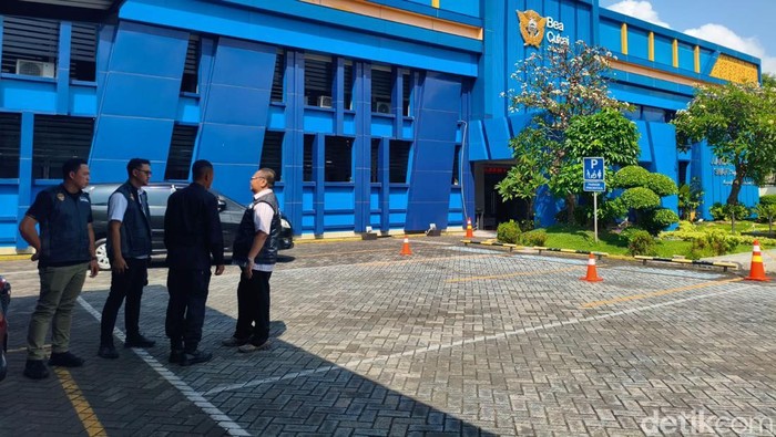 Pengeledahan Kantor Bea Cukai Juanda Dijaga Brimob