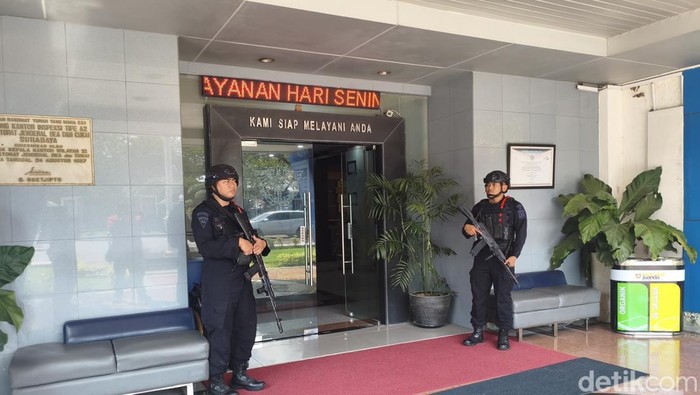 Penggeledahan di Bea Cukai Juanda dijaga Brimob