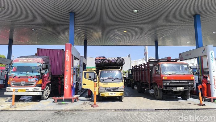 Pengisian di SPBU 54.601.94 Jalan Margomulyo