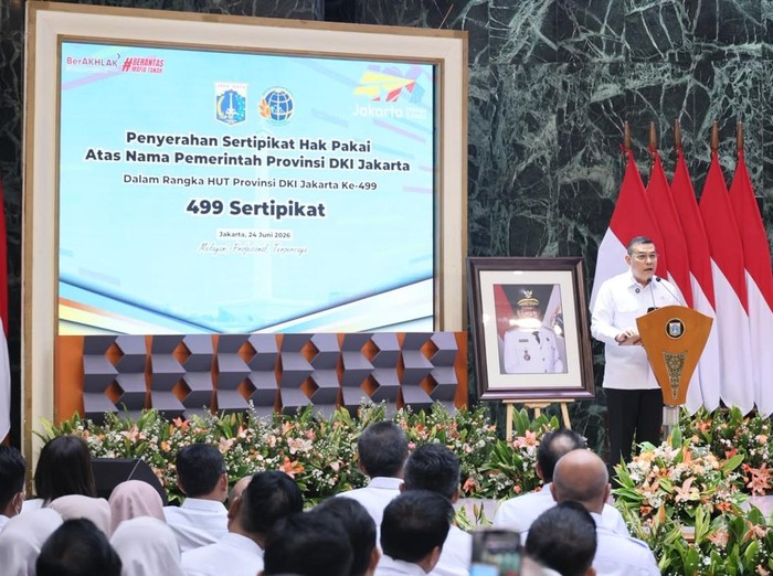 Penyerahan 499 sertifikat hak pakai oleh Kementerian ATR/BPN ke Gubernur DKI Jakarta Pramono Anung