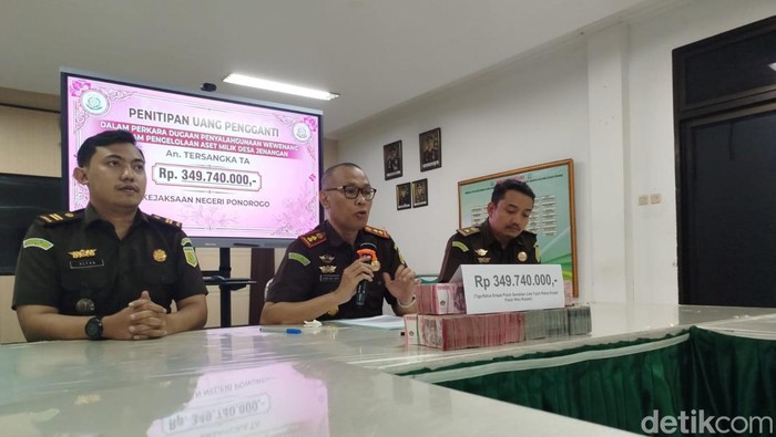 Penyerahan uang diduga hasil korupsi oleh Kades di Ponorogo.