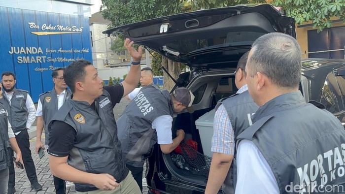 Penyidik Kortastipidkor Polri saat keluar dari gedung Bea Cukai Juanda