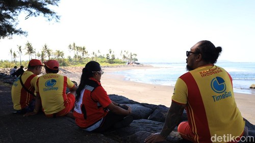 Personel Balawista Gianyar dan PMI Gianyar sedang bersiaga di Pantai Masceti, Rabu (24/6/2026).