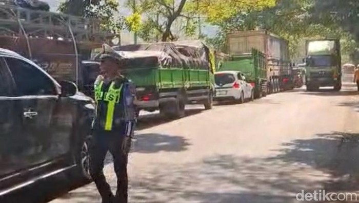 Personil PJR V Situbondo mengurai arus lalulintas di jalan utama Situbondo - Banyuwangi menuju pelabuhan Ketapang.