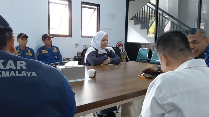 Petugas Damkar Kota Tasikmalaya saat membantu mengambil rapor siswi SMKN 1 Tasikmalaya.