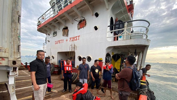 Petugas mengevakuasi awak KM Batam Indah 9 usai kapal tenggelam di jalur pelayaran internasional Selat Malaka dan Selat Singapura.  (Dok Ditpolrairud Kepri))