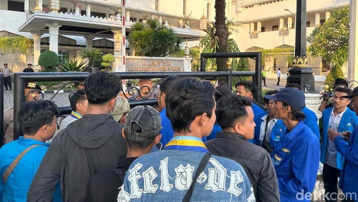 PKC PMII Jawa Timur menggelar aksi di depan Kantor Gubernur Jatim