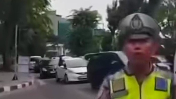 Polantas yang terlibat cekcok dengan pengedara. (dok. Medsos)