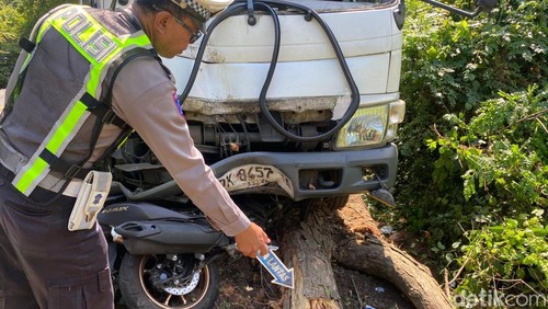 Polisi melakukan olah TKP kecelakaan maut di Jalan Nasional Denpasar-Gilimanuk, Jembrana, Bali, Selasa (23/6/2026).