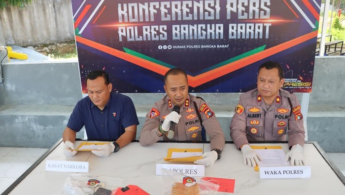 Polisi menunjukkan barang bukti sabu 1 kg