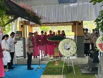 Video: Momen Polri Ziarah ke Makam Hoegeng