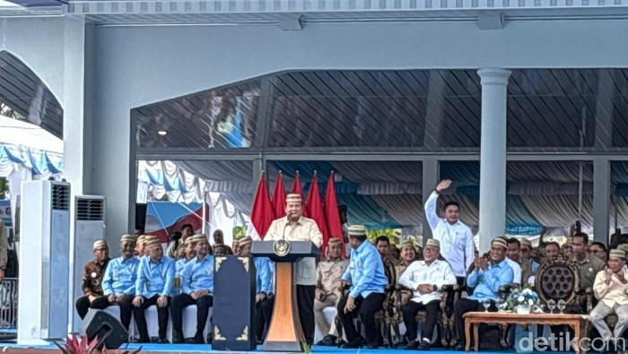 Presiden Prabowo Subianto melempar kelakar saat menyapa Sekretaris Kabinet (Seskab) Letkol Teddy Indra Wijaya dalam acara Puncak Pekan Nasional (Penas) Petani dan Nelayan XVII di GOR David-Tony, Limboto, Gorontalo. (Firda/detikcom)
