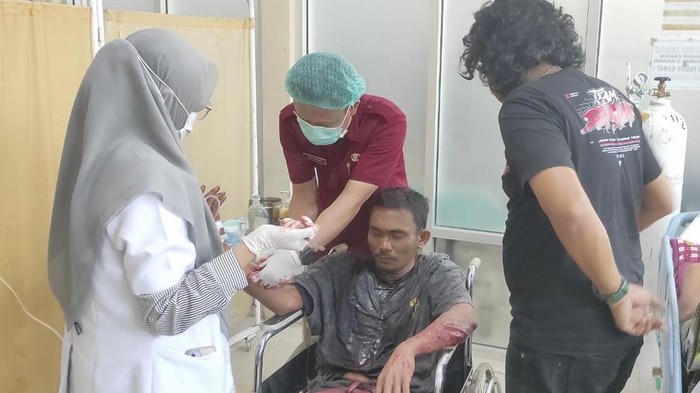 Pria berinisial SA (40) dirawat di RSUD karena menabrak jendela kaca usai menganiaya kekasihnya di Bone.