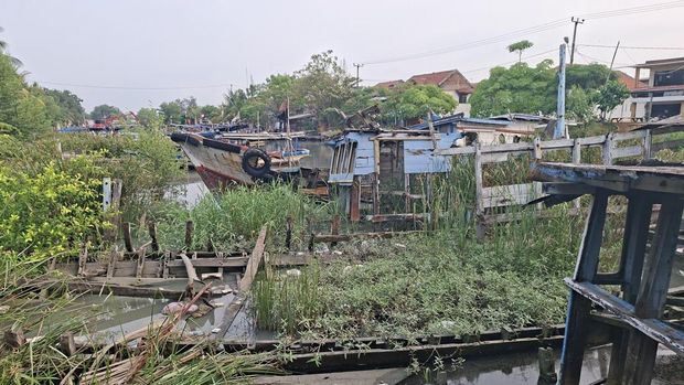 Puluhan buntang kapal memenuhi area sandar di Karangantu, Serang, Rabu (24/6/2026).