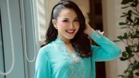 Rara Sudirman tampil memakai kebaya biru yang menampilkan bordir bunga pastel di sepanjang tepi dengan bawahan kain batik. (Foto: dok Instagram rarasudirman)