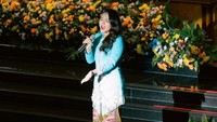 Rara Sudirman memeriahkan Rapat Paripurna DPRD dalam rangka HUT ke-499 Kota Jakarta. Ia terlihat tengah mengeluarkan suara tingginya yang memukau seluruh pejabat yang hadir. (Foto: dok Instagram rarasudirman)