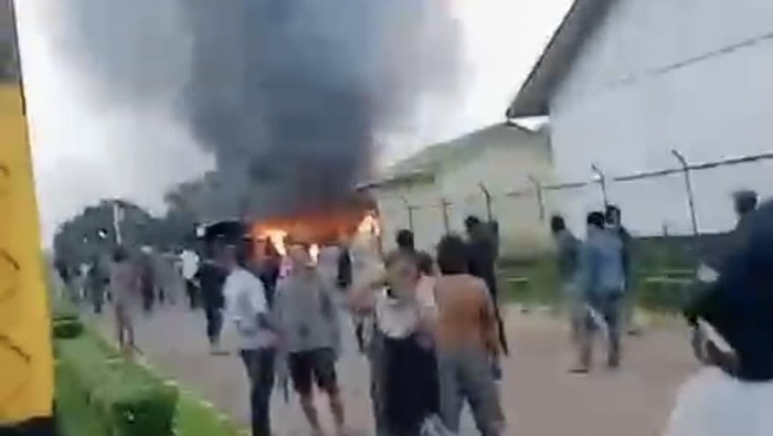 Ratusan warga merusak dan membakar fasilitas milik salah satu perusahaan sawit di OKI