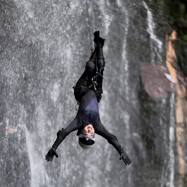 Ria Ricis Pacu Adrenalin Taklukkan Air Terjun dengan Canyoning