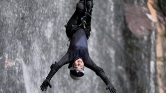 Ria Ricis Pacu Adrenalin Taklukkan Air Terjun dengan Canyoning