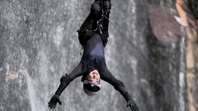 Ria Ricis Pacu Adrenalin Taklukkan Air Terjun dengan Canyoning