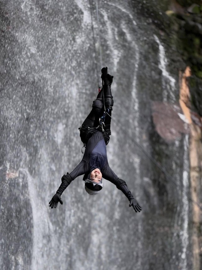 Ria Ricis Pacu Adrenalin Taklukkan Air Terjun dengan Canyoning