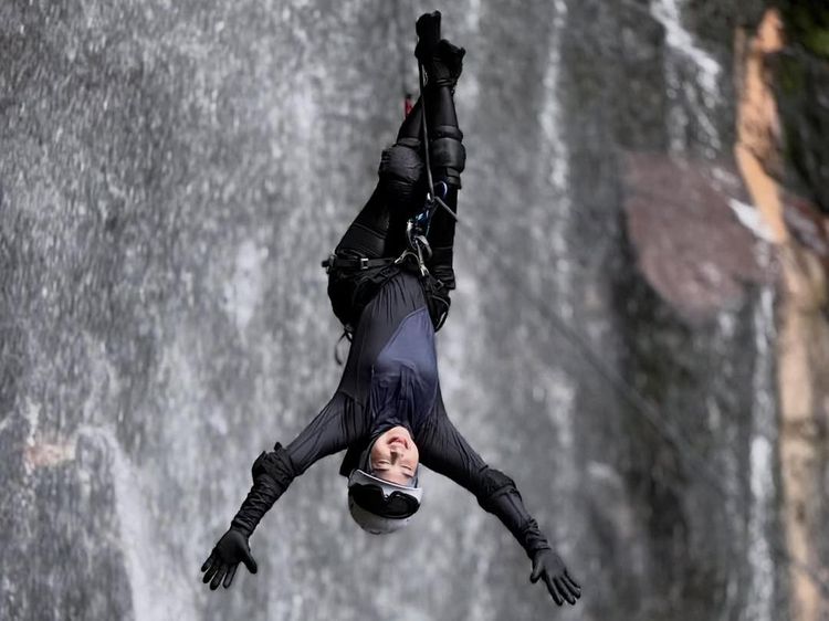 Ria Ricis Pacu Adrenalin Taklukkan Air Terjun dengan Canyoning