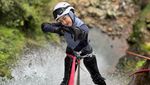 Ria Ricis Pacu Adrenalin Taklukkan Air Terjun dengan Canyoning