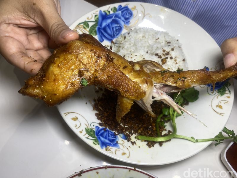 RM Wangi Seruni punya sajian ayam goreng ketumbar yang sedap