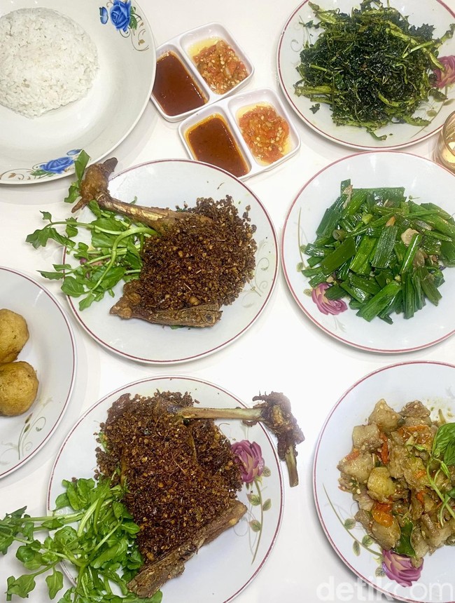 Rela Antre Cobain Ayam Goreng Ketumbar Hits di Bandung yang Mantap!