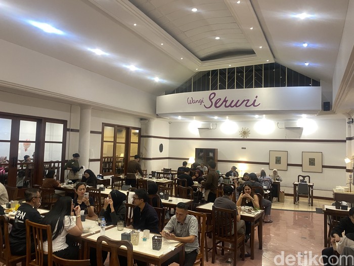 RM Wangi Seruni punya sajian ayam goreng ketumbar yang sedap
