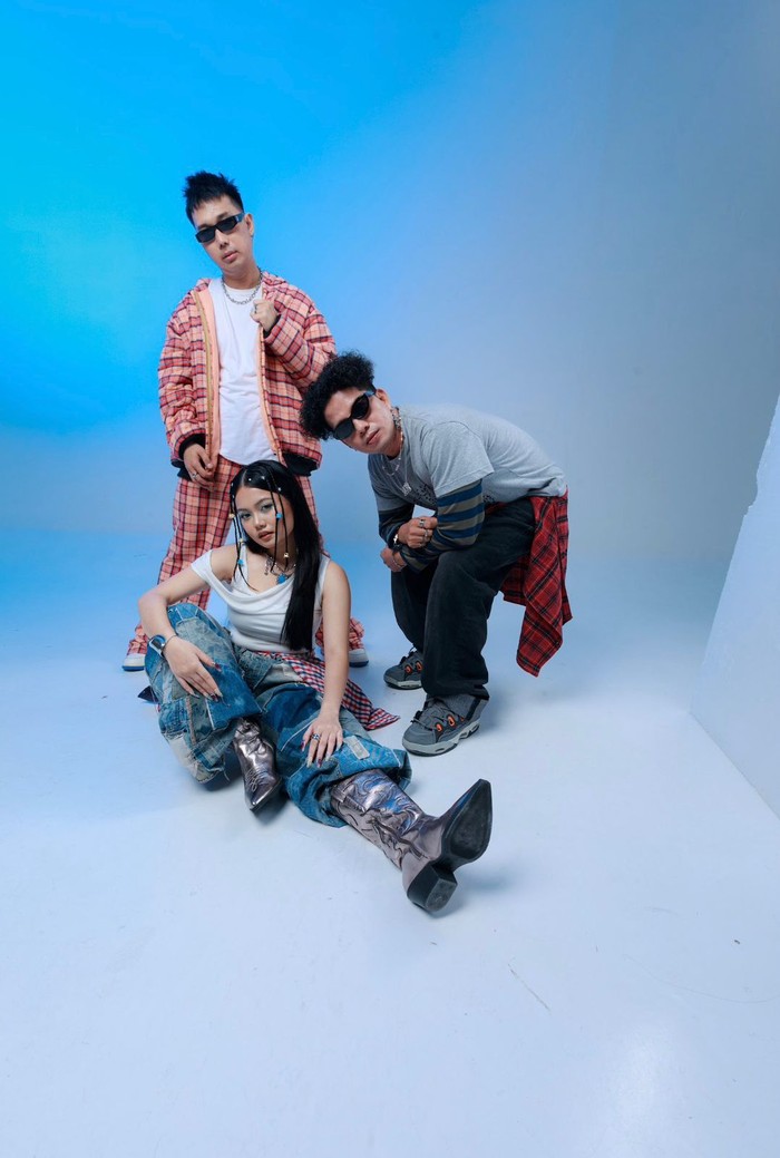 Musisi Roni Joni, Rycko Ria, dan Naomi Ivo kolaborasi dalam single baru Dopamine (Bukan Haluuu). Siap-siap untuk lagu yang segar dan penuh energi!