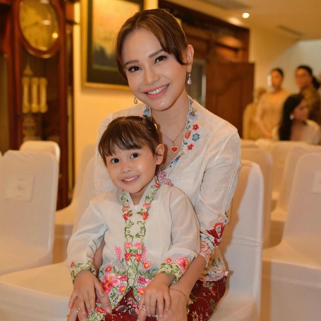 Rossa Perkenalkan Raina: Aku Anak Ibu Rossa, Adik Kakak Rizky