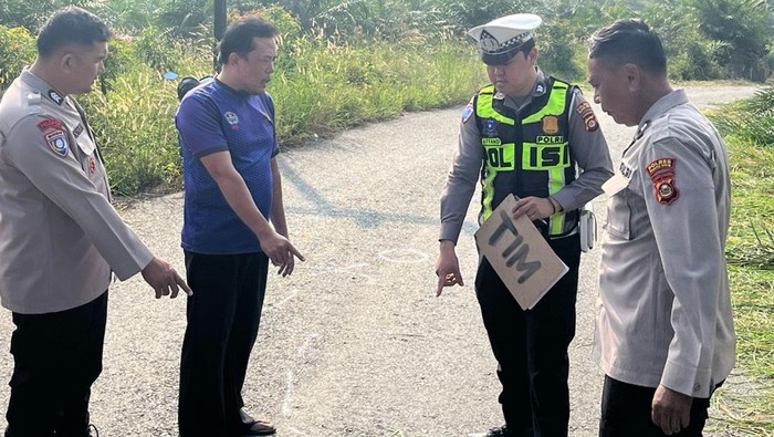 Satlantas Polres Muara Enim melakukan olah TKP kecelakaan maut.