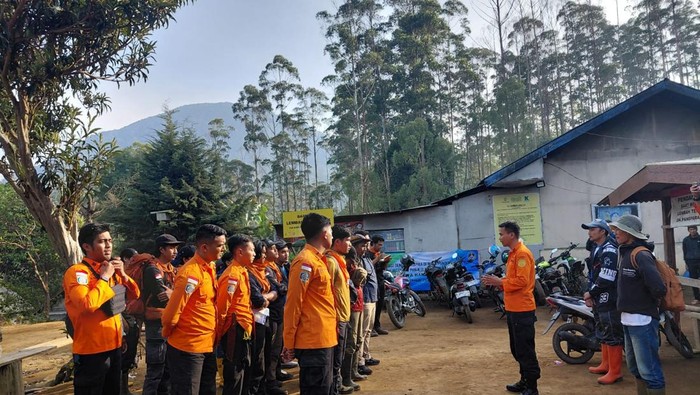 Sesi briefing Tim SAR mencari korban ANK (15) di Lembah Tengkorak