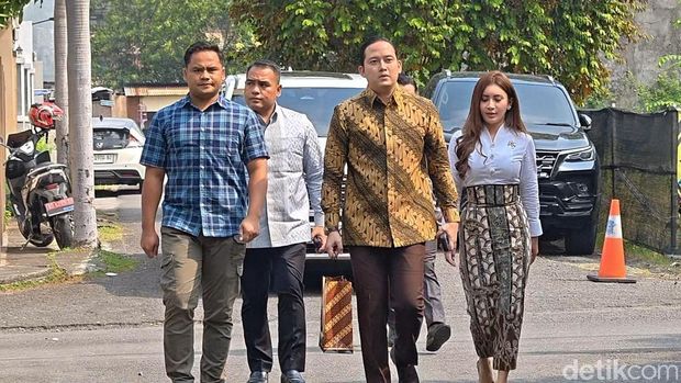 Sespri Presiden Prabowo, Rizky Irmansyah, menemui Jokowi di Solo, Rabu (24/6/2026). Sespri Presiden Prabowo, Rizky Irmansyah, menemui Jokowi di Solo, Rabu (24/6/2026).